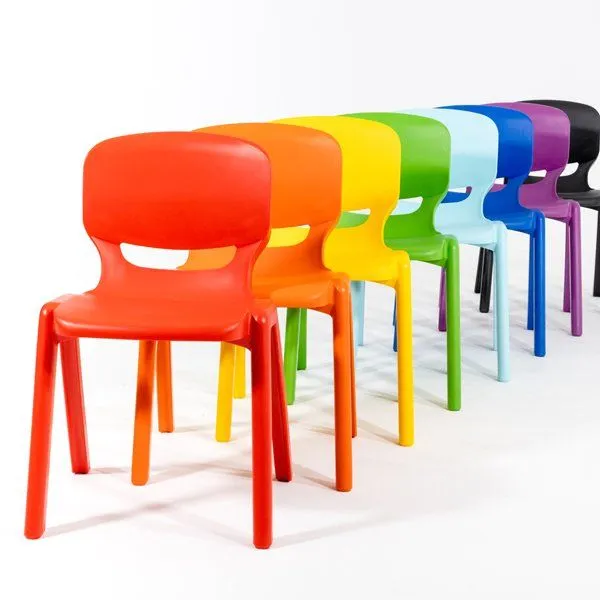Chaises enfant en polypropylène dans un espace de loisirs